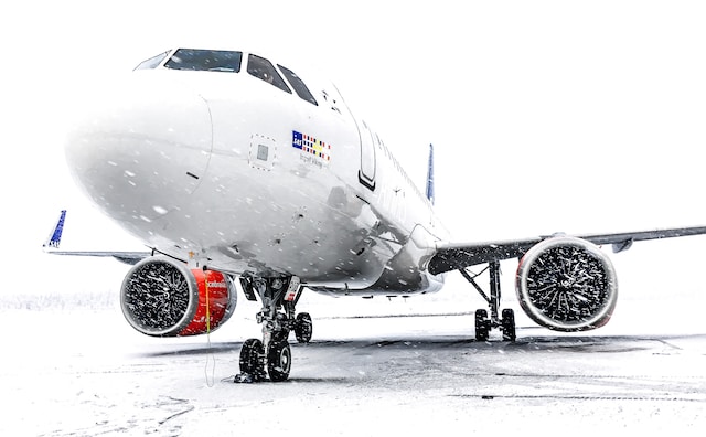 jet in snow